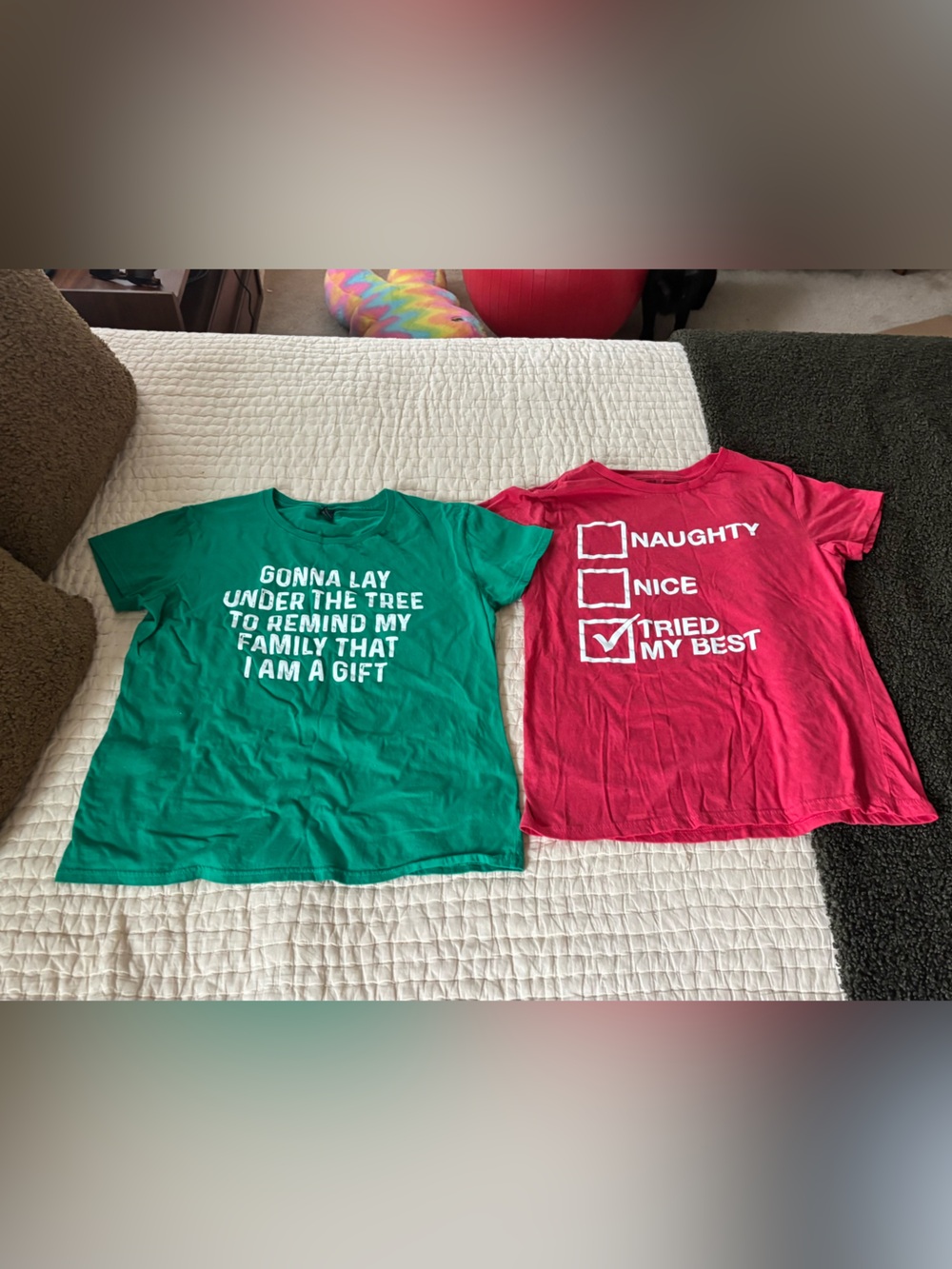 Red & Green Women's Lg Short-Sleeve Graphic Tees